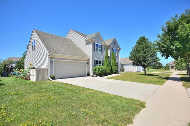 1525 Whitewater DRIVE, West Bend, WI 53095