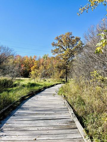 1525 Whitewater DRIVE, West Bend, WI 53095