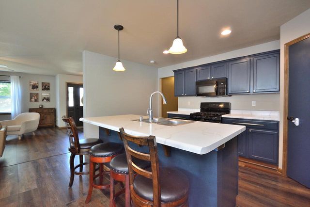 1525 Whitewater DRIVE, West Bend, WI 53095