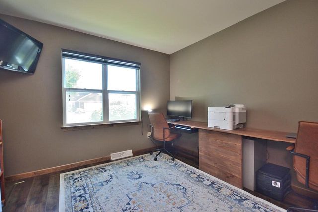 1525 Whitewater DRIVE, West Bend, WI 53095