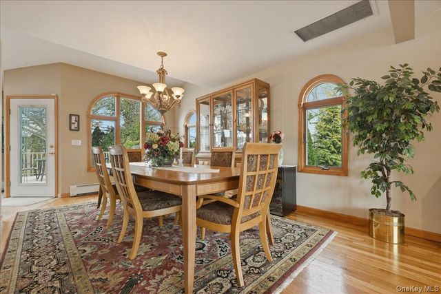 19 Keswick Lane, Plainview, NY 11803