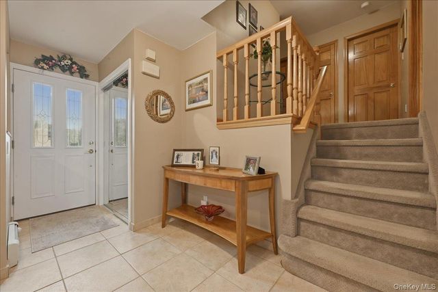 19 Keswick Lane, Plainview, NY 11803