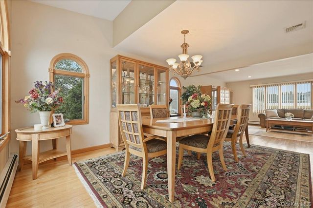 19 Keswick Lane, Plainview, NY 11803