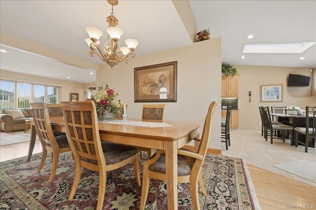 19 Keswick Lane, Plainview, NY 11803