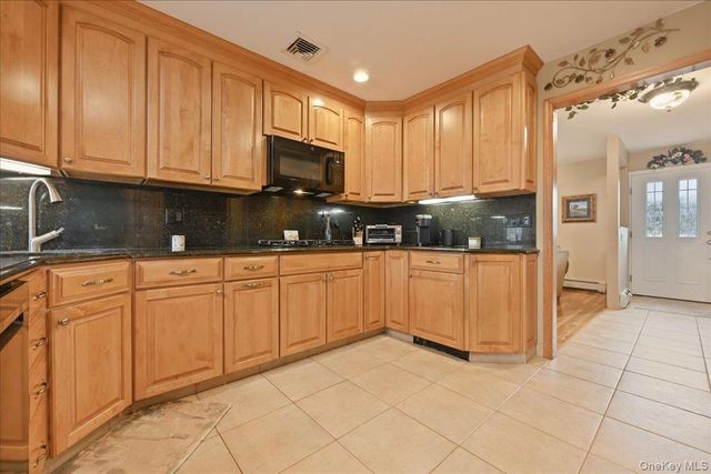 19 Keswick Lane, Plainview, NY 11803