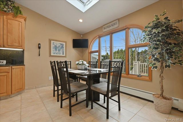 19 Keswick Lane, Plainview, NY 11803