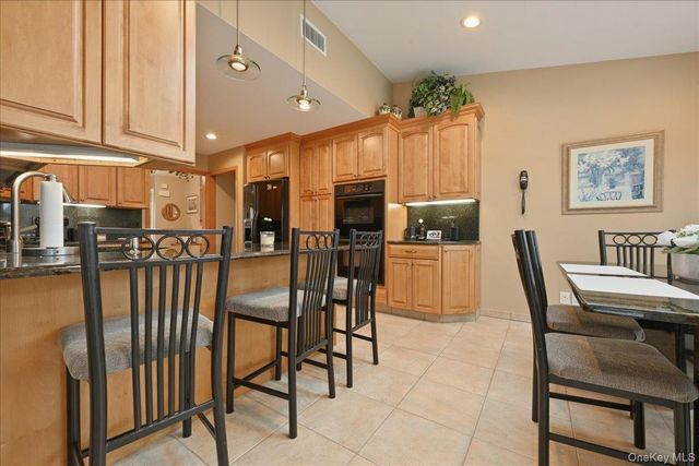 19 Keswick Lane, Plainview, NY 11803