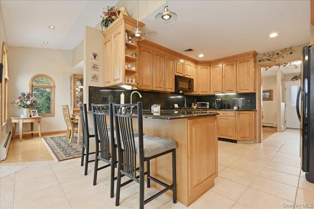 19 Keswick Lane, Plainview, NY 11803