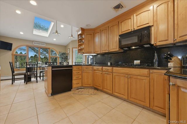 19 Keswick Lane, Plainview, NY 11803