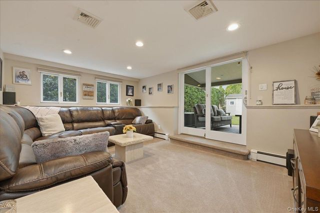 19 Keswick Lane, Plainview, NY 11803