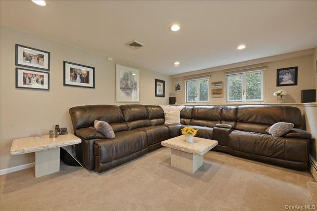 19 Keswick Lane, Plainview, NY 11803