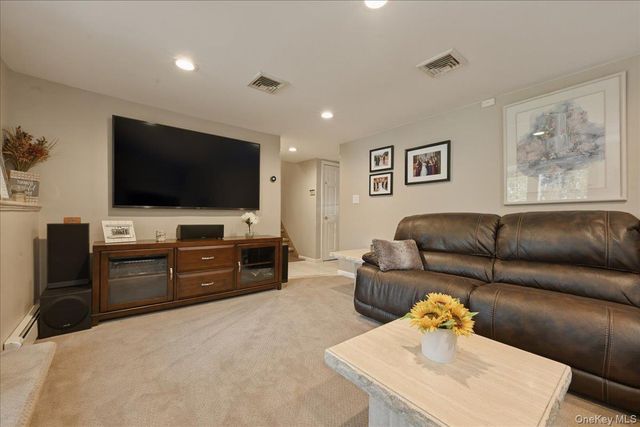 19 Keswick Lane, Plainview, NY 11803