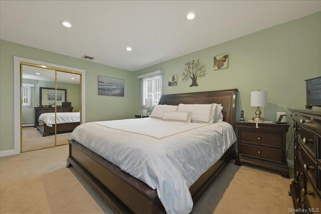 19 Keswick Lane, Plainview, NY 11803