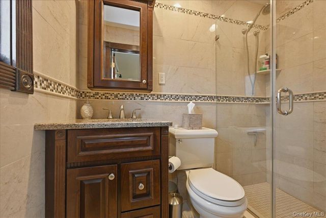 19 Keswick Lane, Plainview, NY 11803