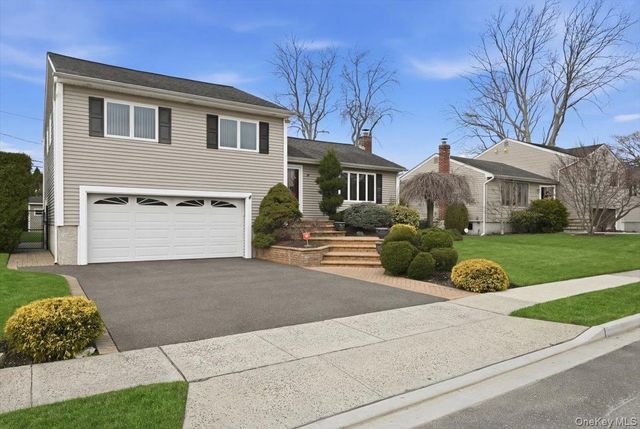 19 Keswick Lane, Plainview, NY 11803