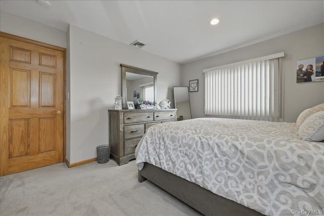 19 Keswick Lane, Plainview, NY 11803