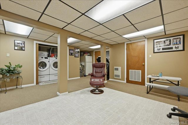 19 Keswick Lane, Plainview, NY 11803