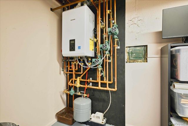 19 Keswick Lane, Plainview, NY 11803