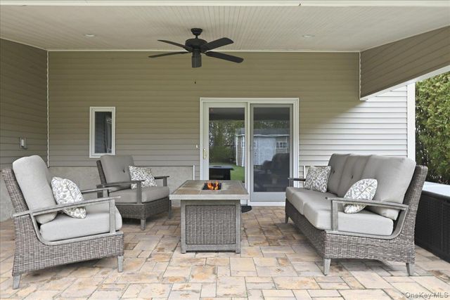 19 Keswick Lane, Plainview, NY 11803