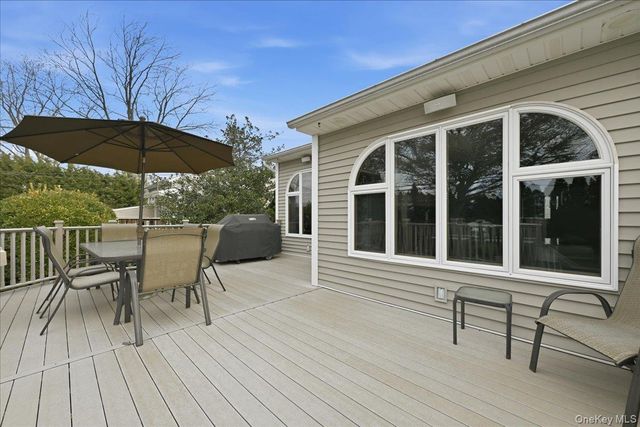 19 Keswick Lane, Plainview, NY 11803