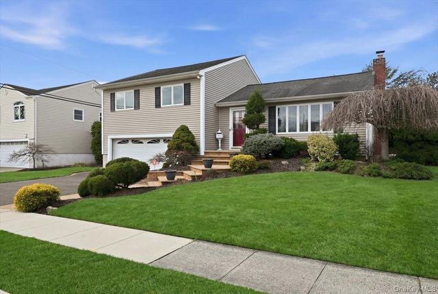 19 Keswick Lane, Plainview, NY 11803