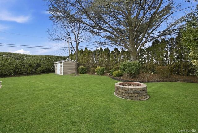 19 Keswick Lane, Plainview, NY 11803