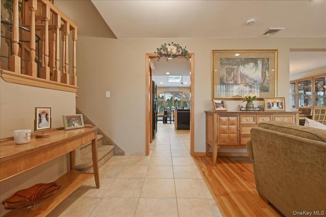 19 Keswick Lane, Plainview, NY 11803