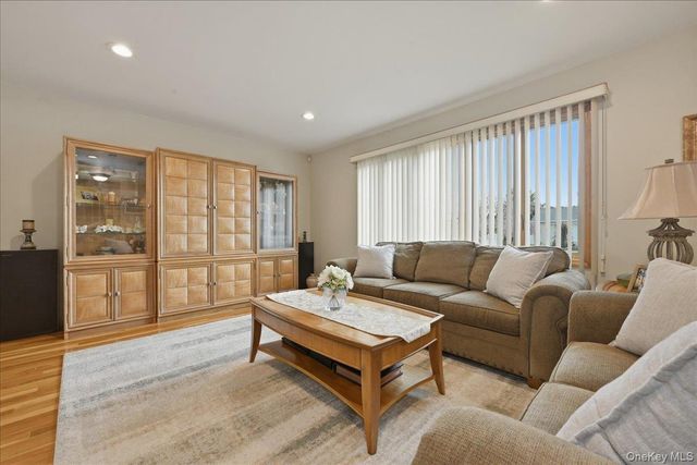 19 Keswick Lane, Plainview, NY 11803