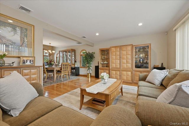 19 Keswick Lane, Plainview, NY 11803