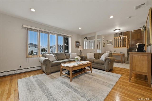 19 Keswick Lane, Plainview, NY 11803