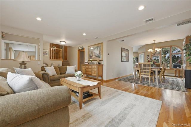 19 Keswick Lane, Plainview, NY 11803