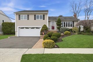 19 Keswick Lane, Plainview, NY 11803