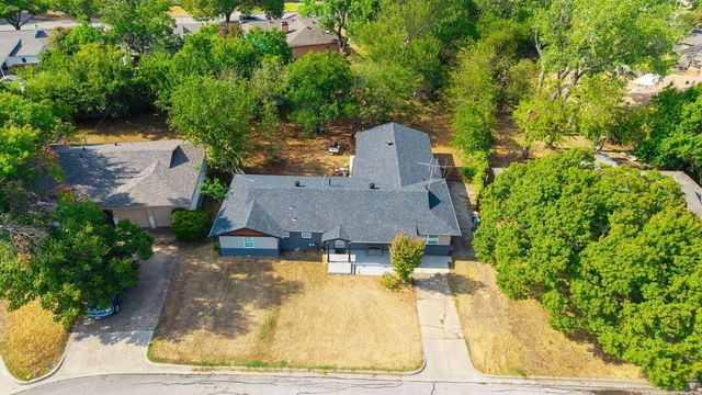 10 Beverly Court, Bedford, TX 76022