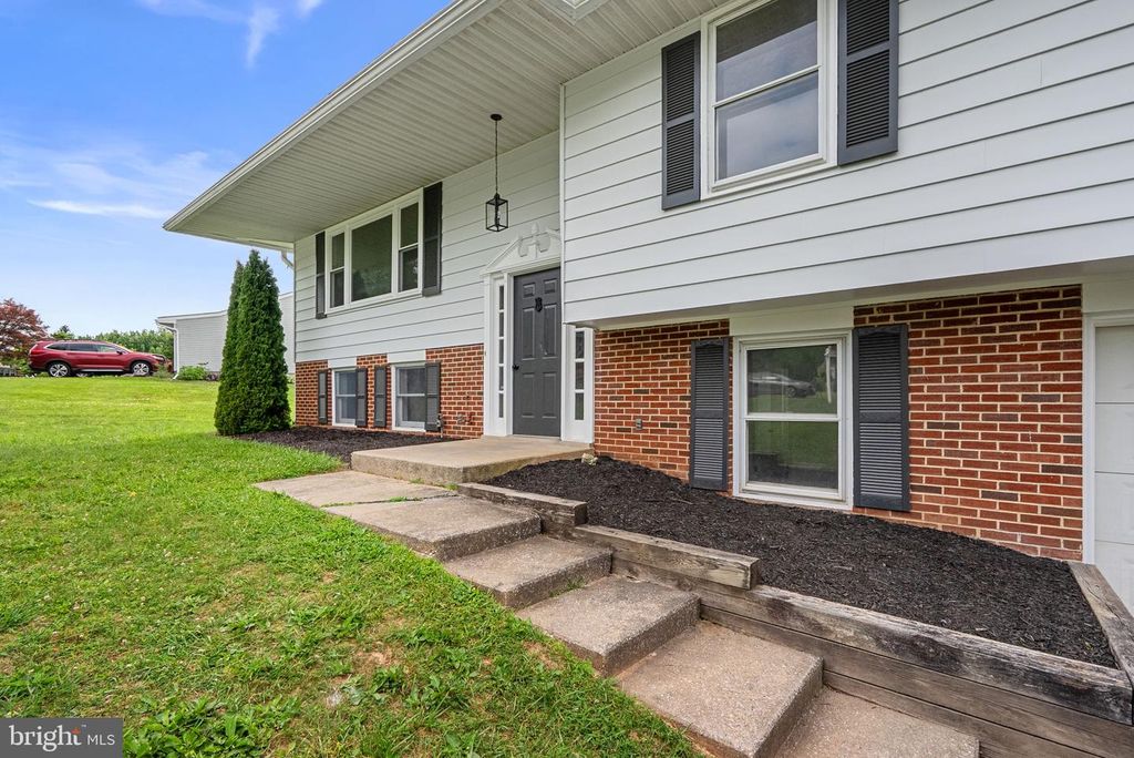 Image 3 of property listing at 6414 BONNIE BRAE RD, Sykesville, MD 21784