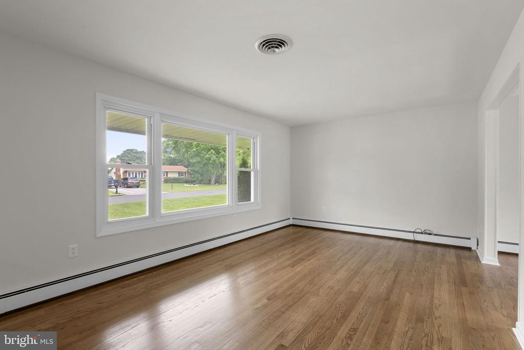 Image 6 of property listing at 6414 BONNIE BRAE RD, Sykesville, MD 21784
