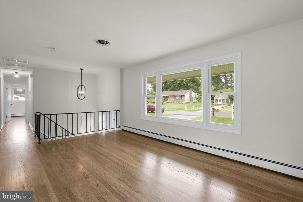 Image 7 of property listing at 6414 BONNIE BRAE RD, Sykesville, MD 21784