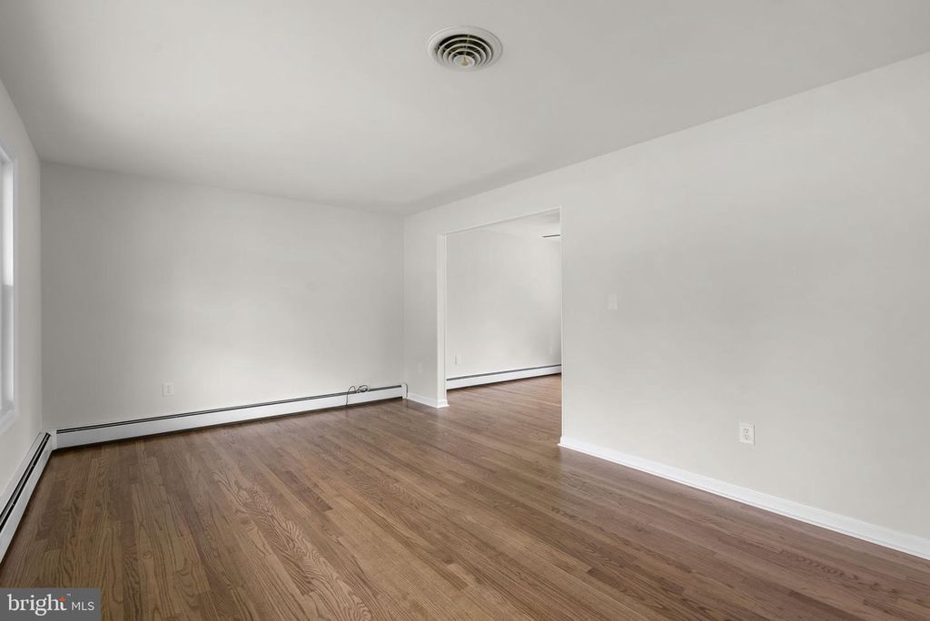 Image 8 of property listing at 6414 BONNIE BRAE RD, Sykesville, MD 21784