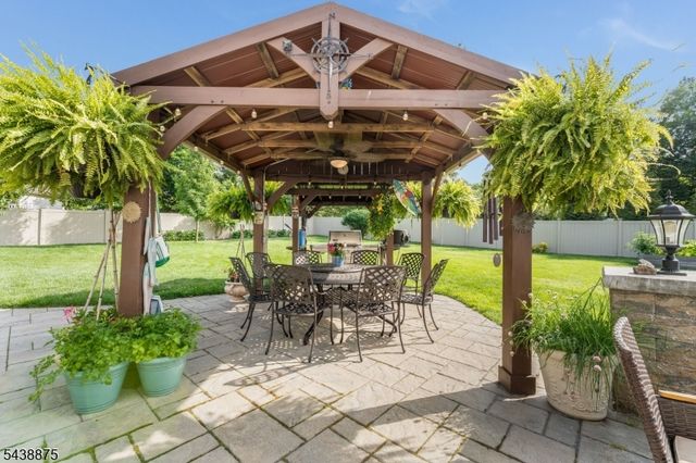 2 Saint Andrews Dr, Washington Twp., NJ 07882