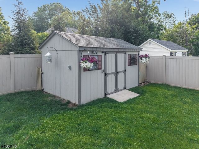 2 Saint Andrews Dr, Washington Twp., NJ 07882