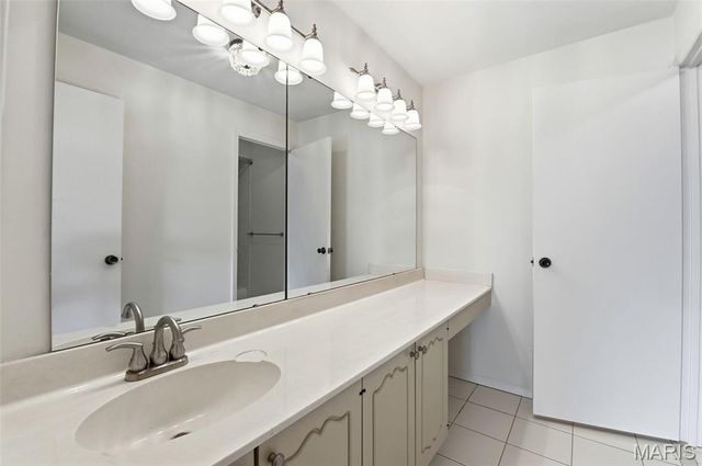 1511 Hampton Hall Drive 14, Chesterfield, MO 63017