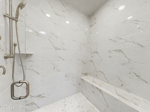 17024 Farrier Dr, Louisville, KY 40245