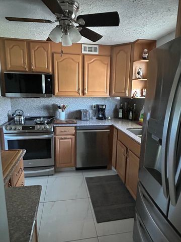 225 Bonnie Boulevard 405, Palm Springs, FL 33461