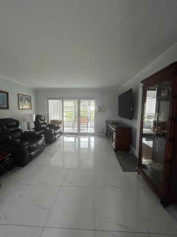 225 Bonnie Boulevard 405, Palm Springs, FL 33461
