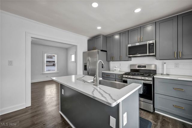 2204 Bunts Road, Lakewood, OH 44107