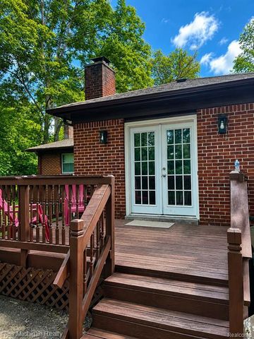 21550 Duns Scotus Street, Southfield, MI 48075