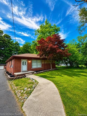 21550 Duns Scotus Street, Southfield, MI 48075