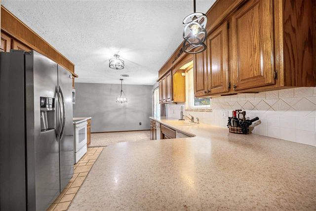 7202 NW Compass Dr, Lawton, OK 73505