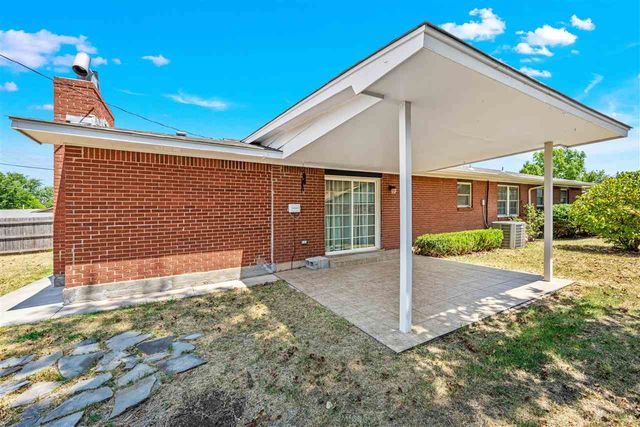 7202 NW Compass Dr, Lawton, OK 73505