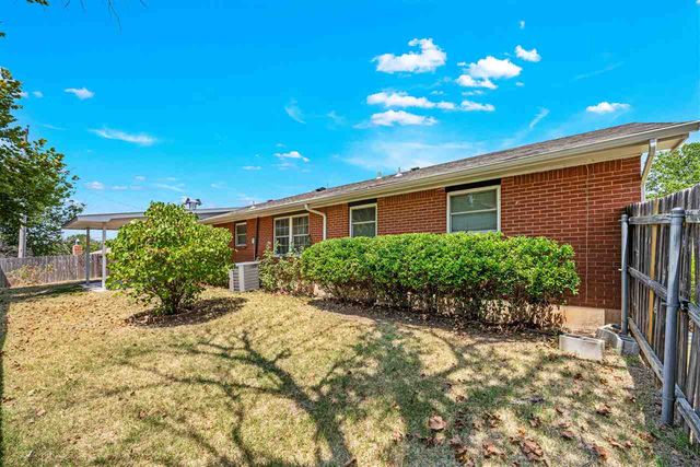7202 NW Compass Dr, Lawton, OK 73505
