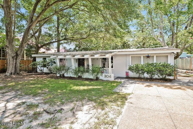 304 E Leonard Street, Southport, NC 28461